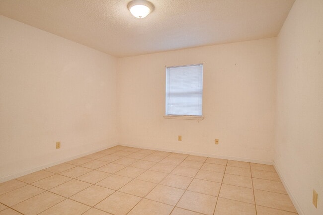 Building Photo - Pet-friendly Spacious Vinyl-Sided 2BR Apartment in Gulf Breeze