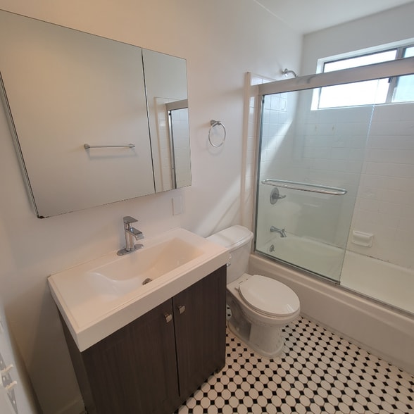 Building Photo - 125 S Ave 53