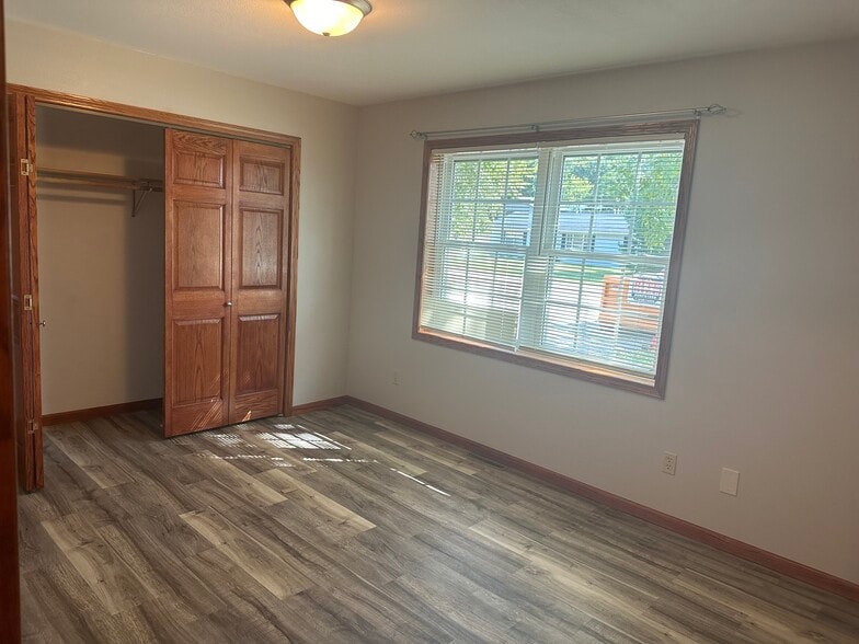 Building Photo - E1599 Raymond Dr
