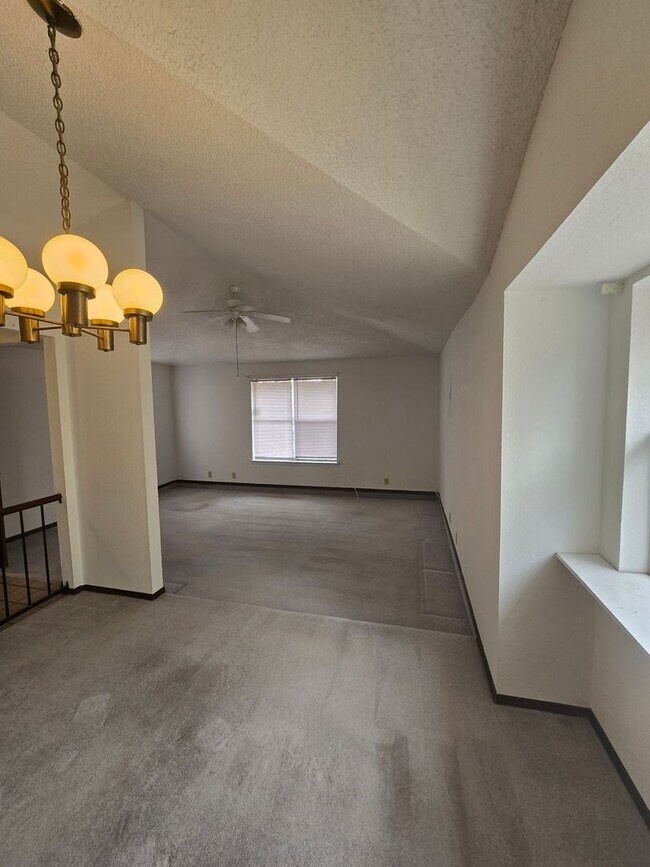 Building Photo - Northeast Home With Beautiful Mountain Views