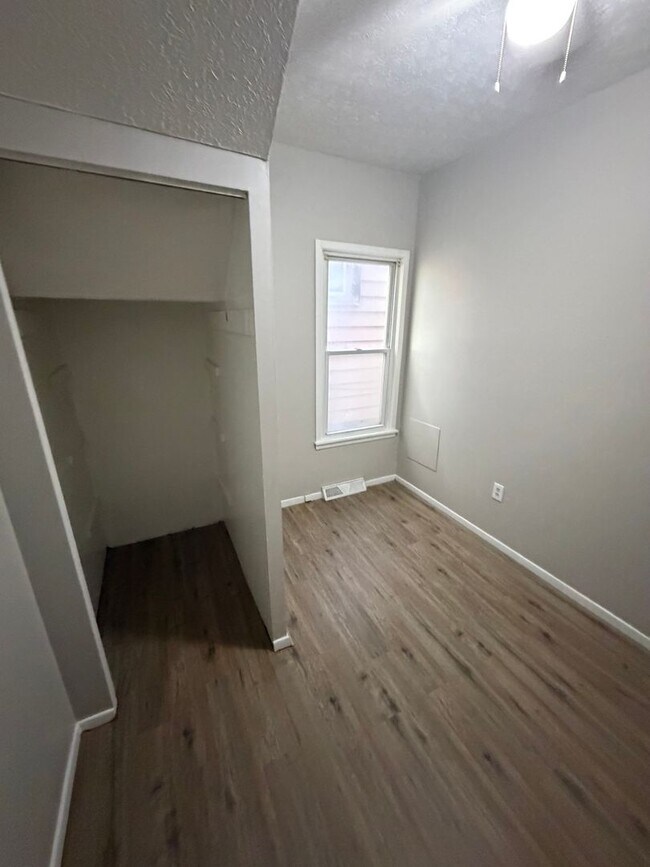 Building Photo - 2200 W 103rd St