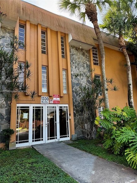 Building Photo - 1330 W 54th St