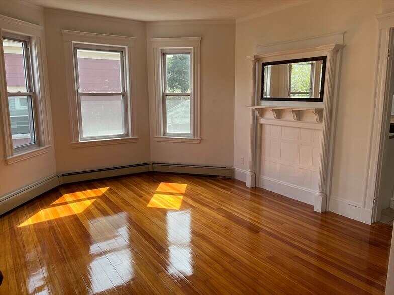 Building Photo - 25 Bradwood St