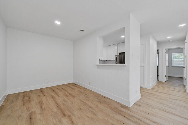 Building Photo - 2617 Ektom Dr