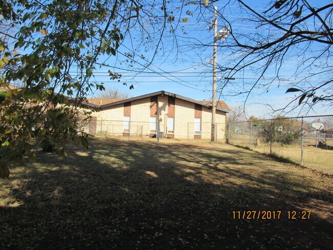 Building Photo - GREAT STARTER HOME!! PETS NEGOTIABLE WITH ...