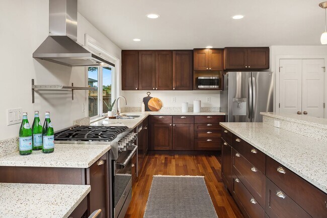 Building Photo - 5bd/2.75ba Bellevue Home