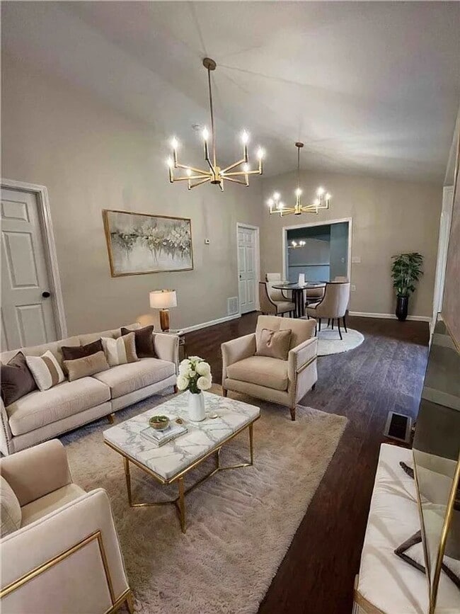 Building Photo - 4 bedroom 2 Bathroom Luxury Rental!