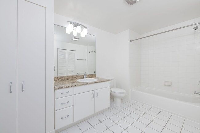 Building Photo - 250 King St