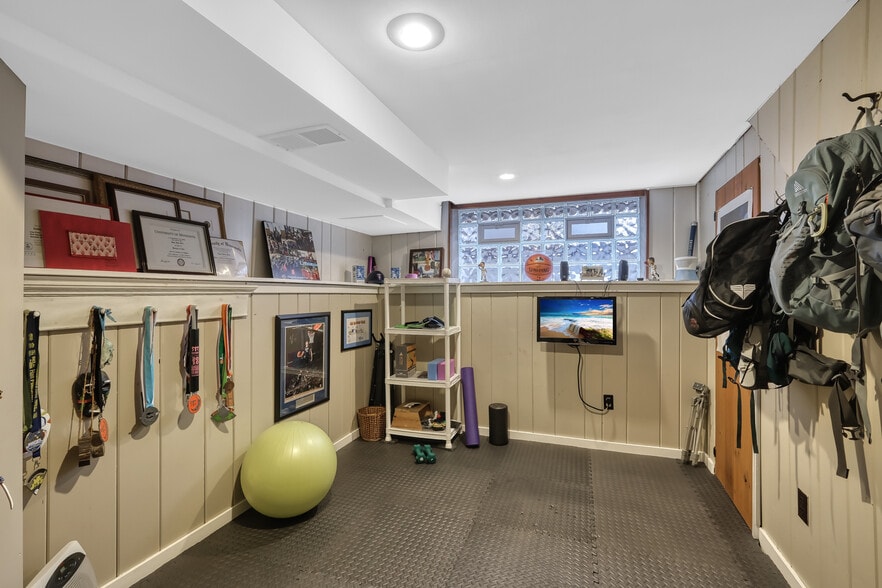 Building Photo - 5050 Manitou Rd