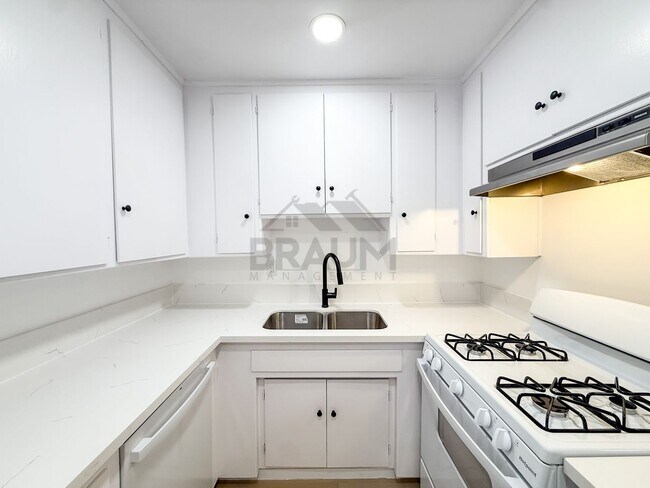Building Photo - 6039 Whitsett Ave