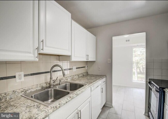 Building Photo - 11051 Camfield Ct