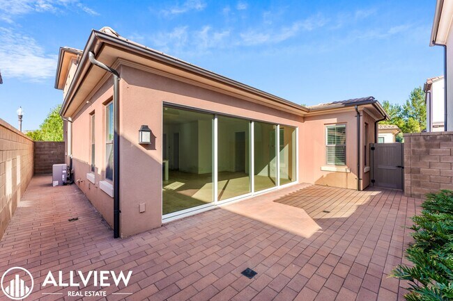 Building Photo - Gorgeous 3 bedroom 2.5 bath home in the newly constructed association of Eastwood Village!