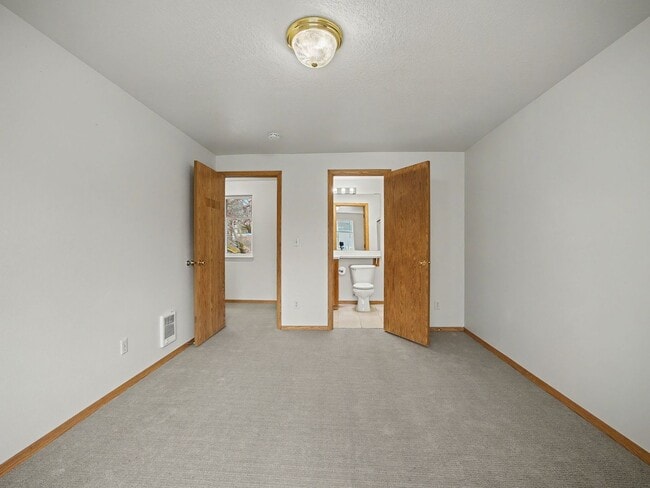 Building Photo - NAVAB02