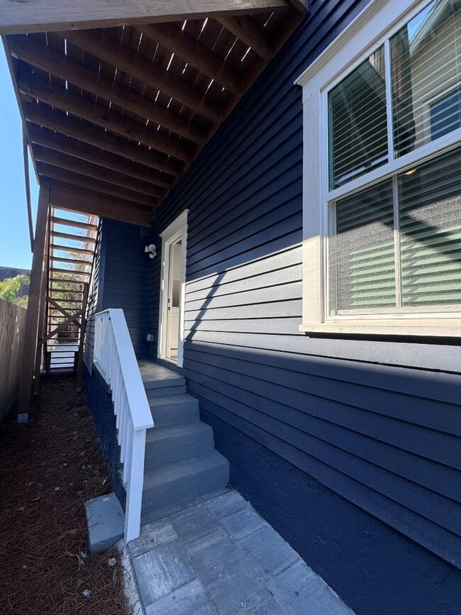 Building Photo - 300 E 3rd St