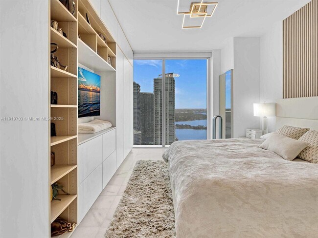 Building Photo - 700 NE 26th Terrace