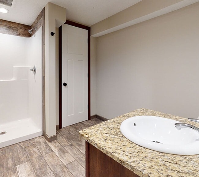 Building Photo - Affordable five bedroom house close to U o...