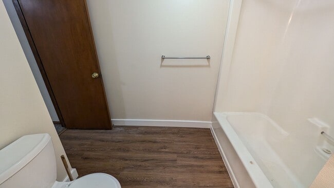 Building Photo - 2 bedroom 1 bath duplex
