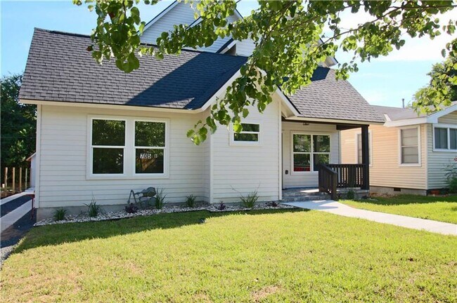 Building Photo - 705 Harris Ave