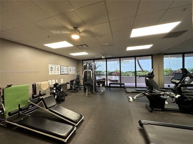 Building Photo - 1621 Collins Ave