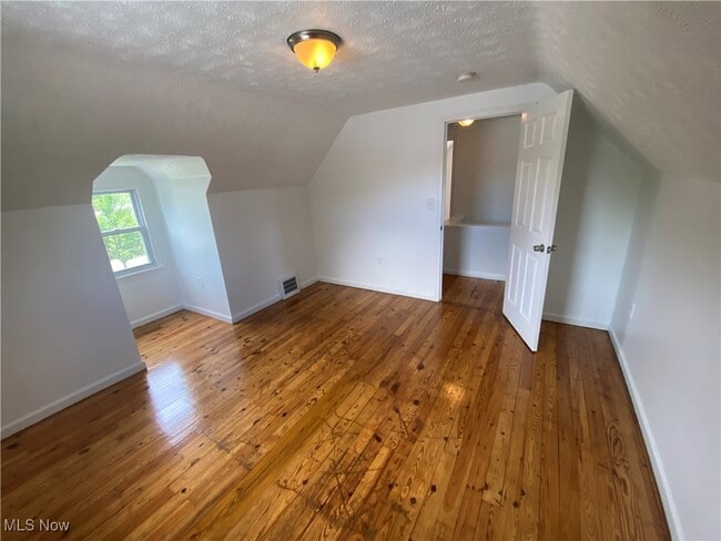 Building Photo - 854 E 258th St