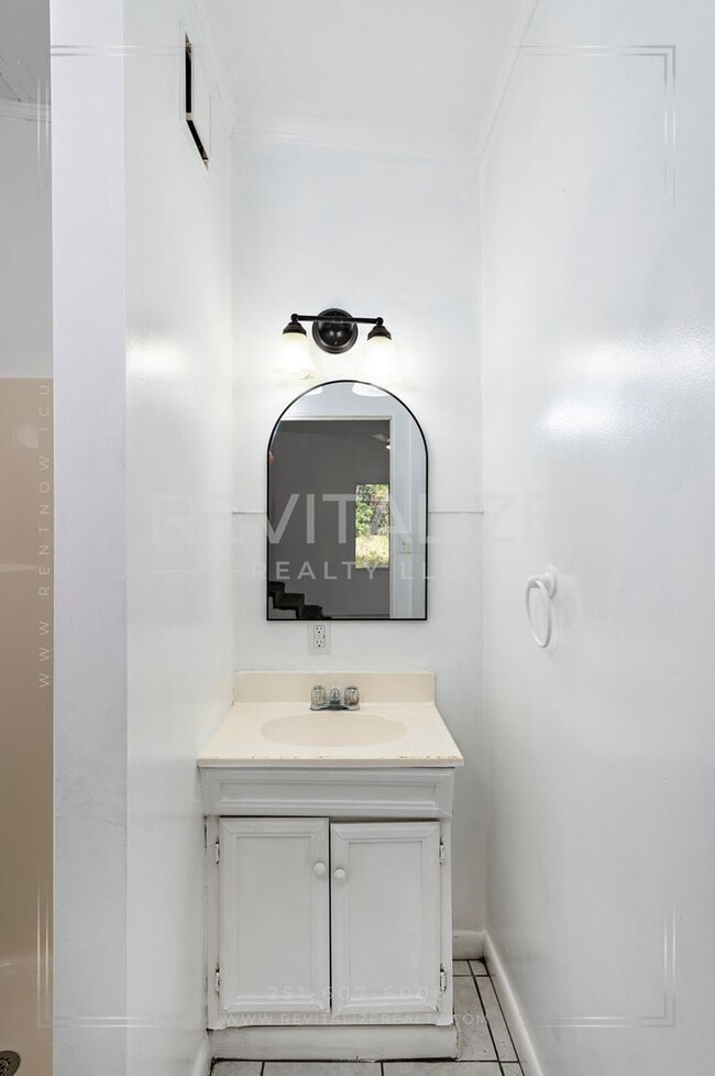 Building Photo - Adorable 3 Bed 2 Bath Cottage with Double ...