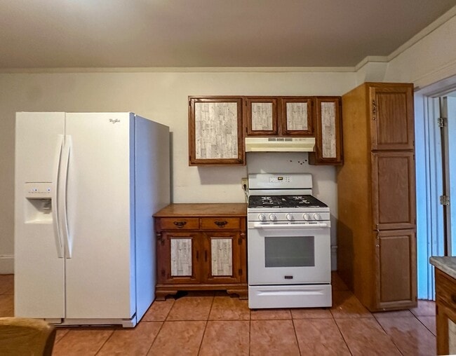 Building Photo - 19 Locust St