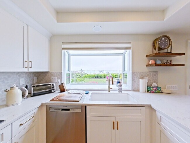 Building Photo - FURNISHED - Elegant 3 bedroom with office ...