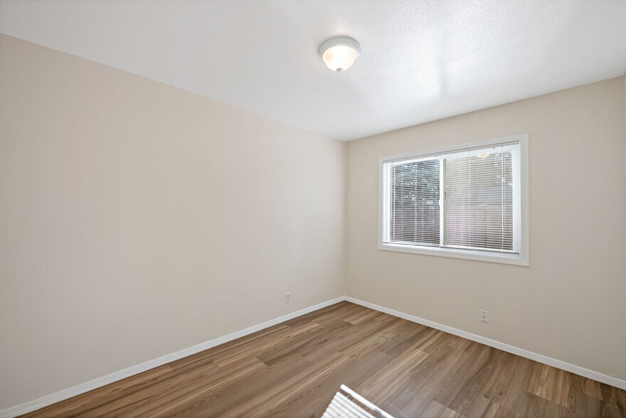Building Photo - 490 N 5th St