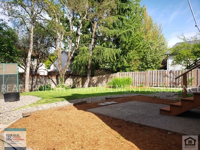 Building Photo - Charming 3 Bedroom Home With A 2 Car Garage!!