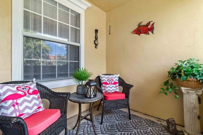 Building Photo - Beautiful furnished & turnkey ready 2/2 unit becoming available starting April 1st, 2026