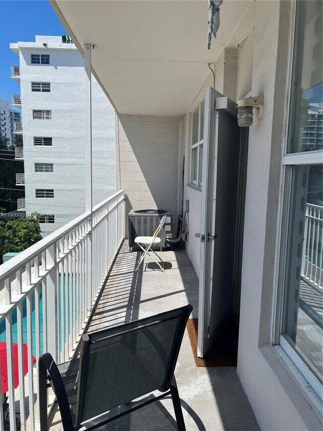 Building Photo - 1300 Lincoln Rd