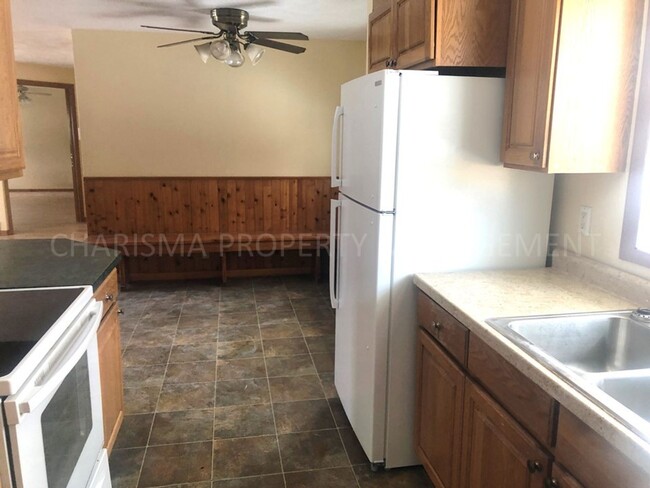 Building Photo - 4 BD, 2 BA HOUSE, HARDWOOD FLOORING THROUG...