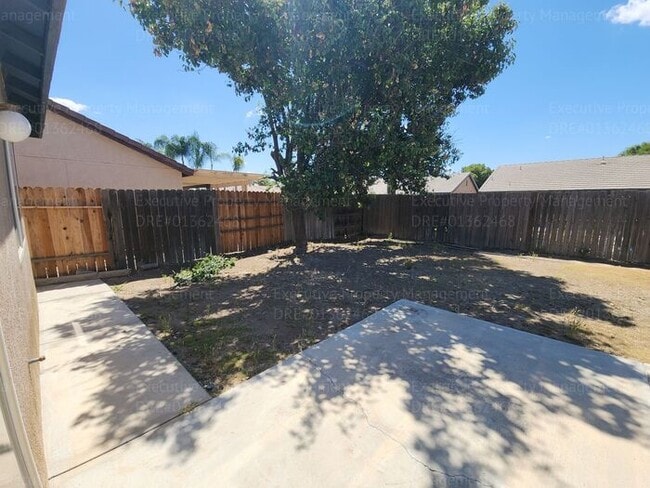 Building Photo - 5 bedrooms/ 2 baths Location Olive Dr/ Old...