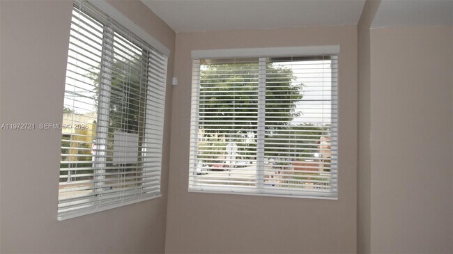 Building Photo - 1469 SW 5th St