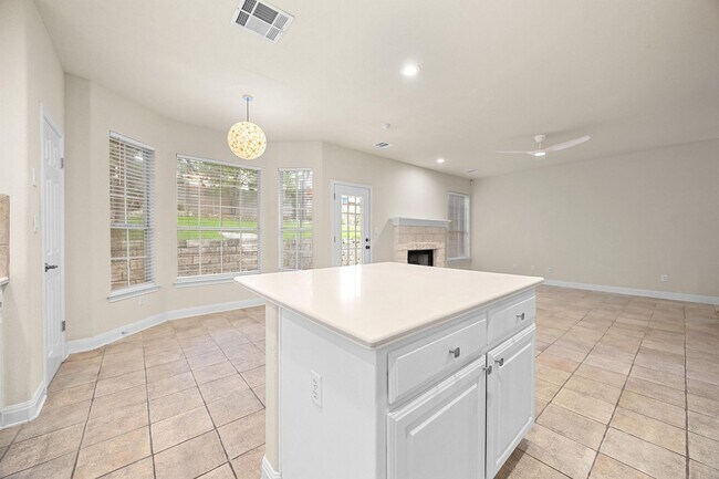 Building Photo - 7 Bed Home for August!