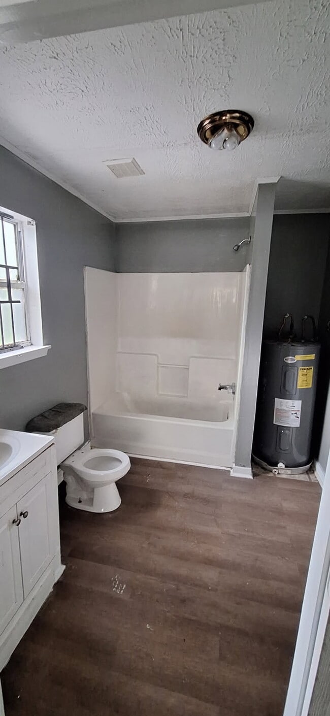 Building Photo - 3021 Woodview Dr