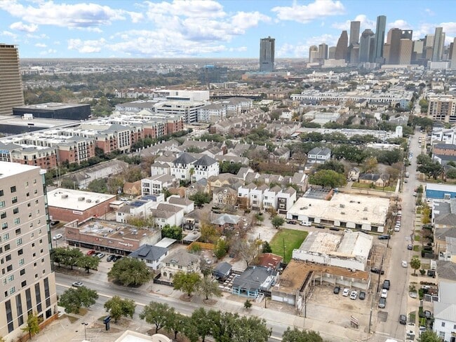 Building Photo - 1119 Waugh Dr