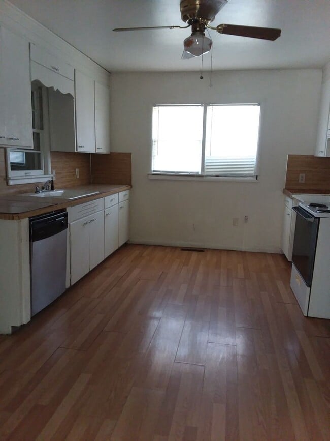 Building Photo - Spacious 3 bedroom and 1 bathroom