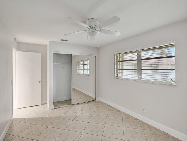 Building Photo - 3747 E Valley Green Dr