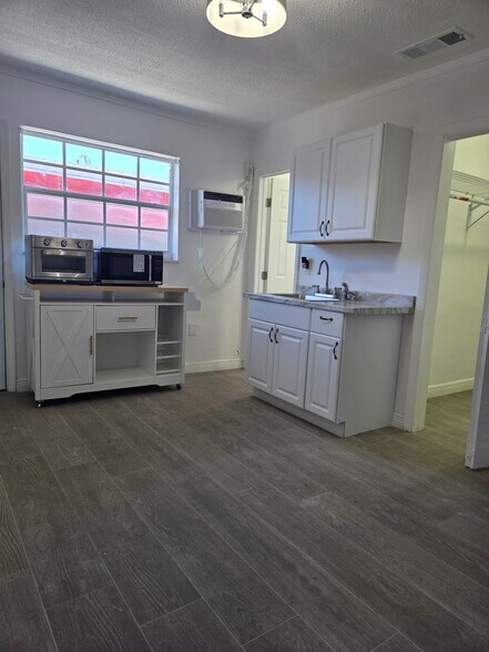 Building Photo - 448 E 40th St