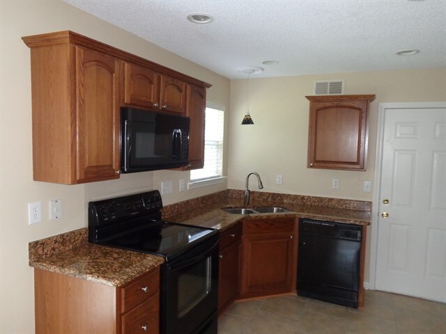 Building Photo - 3226 Silver Spur Ct