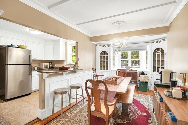 Building Photo - 107 Mt Vernon St