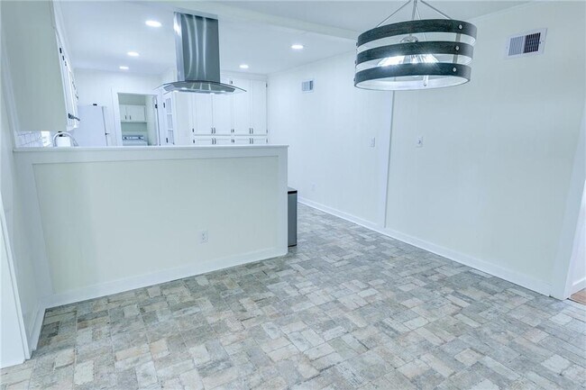 Building Photo - 406 S Ingleside St
