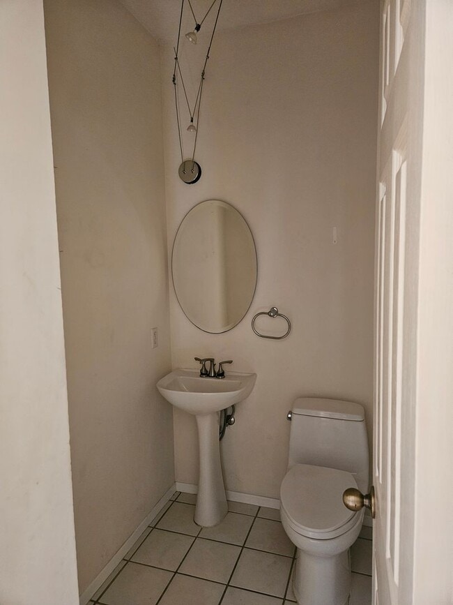 Building Photo - Light and Bright North Park 2 Bedroom Condo