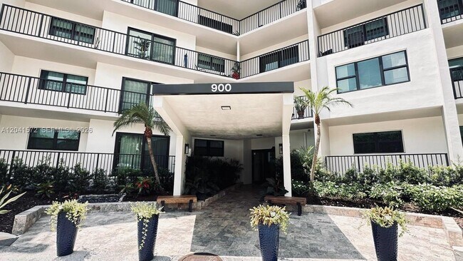 Building Photo - 900 River Reach Dr