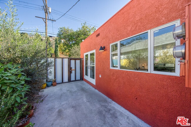 Building Photo - 953 N Hoover St