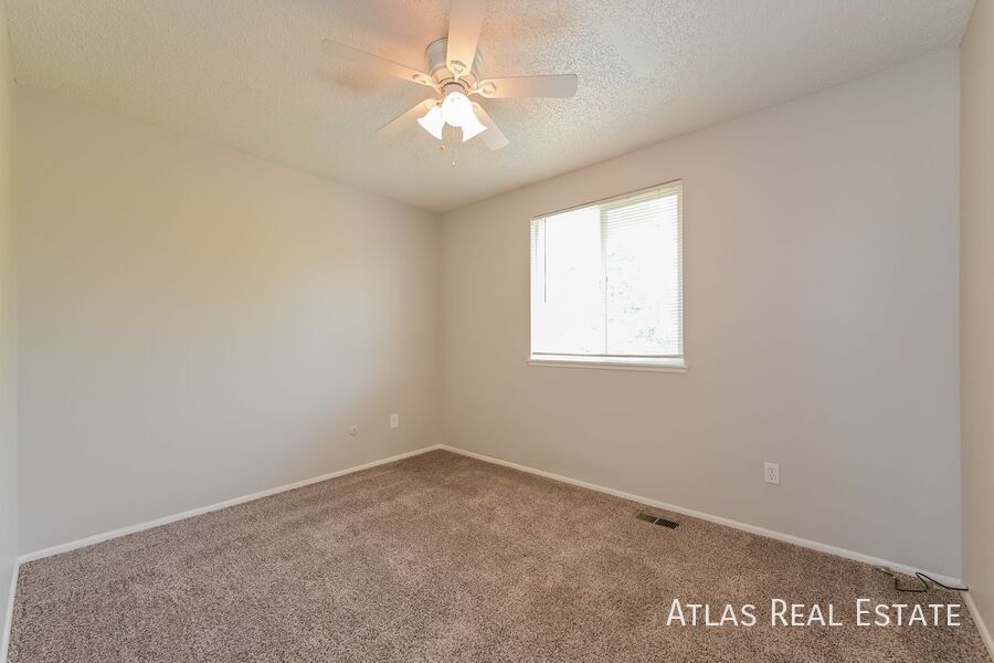 Building Photo - 14935 E Columbia Dr