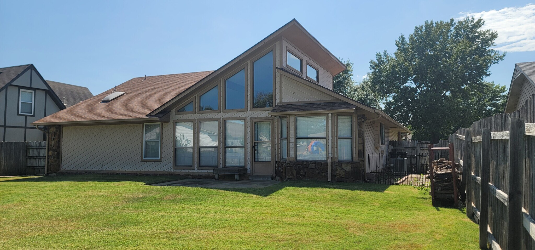 Building Photo - 1113 N Butternut Ave