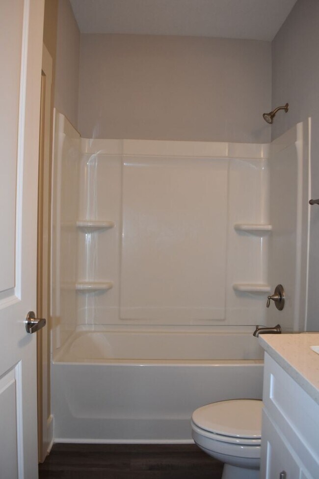 Building Photo - Available June 1 Three Bedroom Townhouse a...