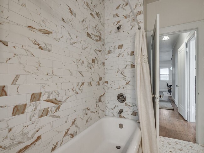 Building Photo - Stylish & Fully Furnished Home in the Hear...